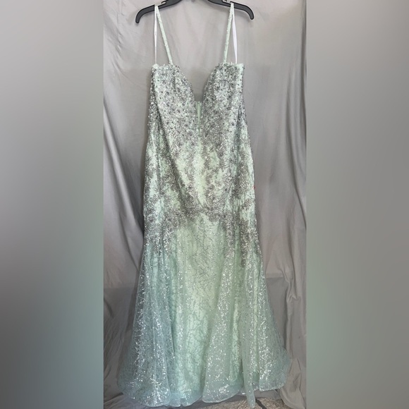 Mac Duggal A20242 NWOT EMBELLISHED SLEEVELESS PLUNGE NECK TRUMPET GOWN - Picture 4 of 7